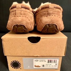 AUTHENTIC UGG Woman’s Dakota Slipper. Sz 6